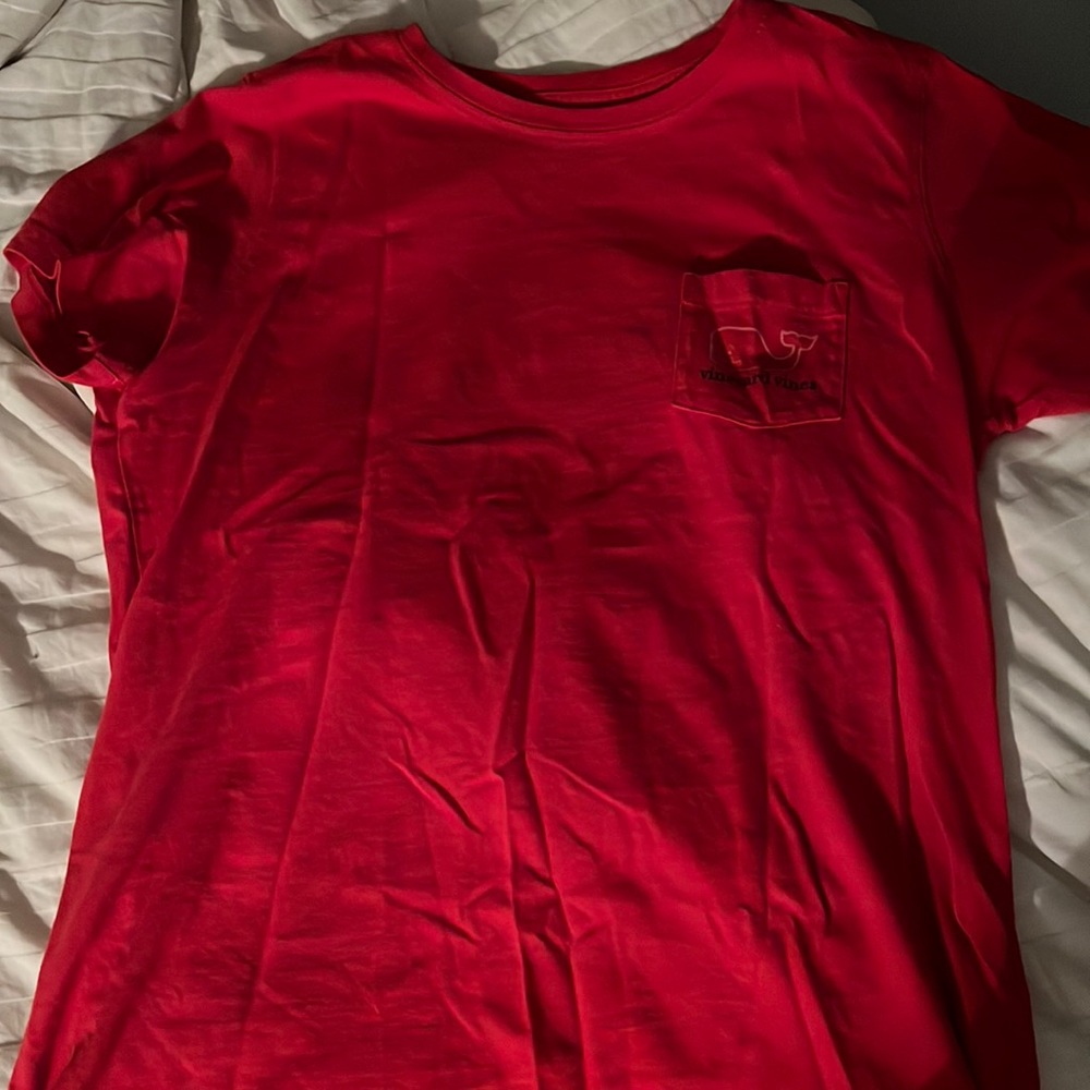 Red vineyard vines t shirt